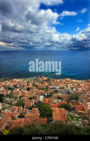 Il medievale 'castletown' di Monemvasia (o Malvasia'), in Laconia Prefettura, Peloponneso, Grecia Foto Stock