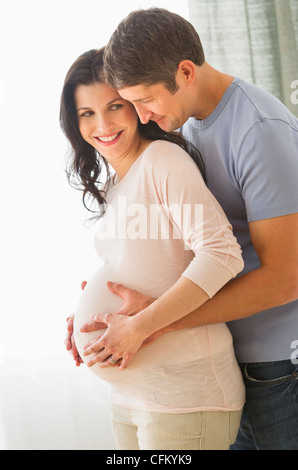 Stati Uniti d'America, New Jersey, Jersey City, abbracciando uomo donna in stato di gravidanza Foto Stock