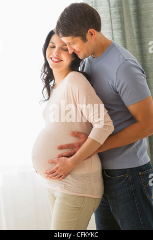 Stati Uniti d'America, New Jersey, Jersey City, abbracciando uomo donna in stato di gravidanza Foto Stock