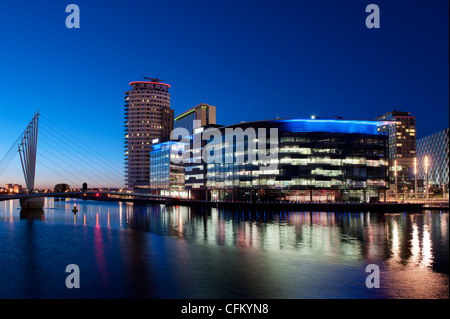 La BBC studios e uffici a Media City vicino a Salford Quays di notte. Foto Stock