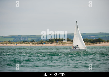 Una barca vela vicino Studland Bay nel Dorset, Regno Unito Foto Stock