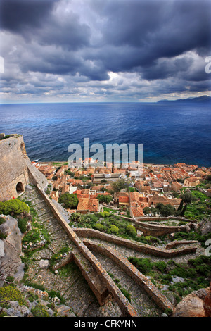Il medievale 'castletown' di Monemvasia (o Malvasia'), in Laconia Prefettura, Peloponneso, Grecia Foto Stock