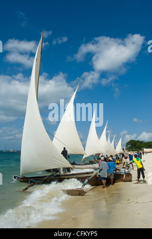 I pescatori preparano il loro 'Ngalawa', il tradizionale a doppia outrigger barche per una regata in Stone Town Zanzibar Tanzania Foto Stock