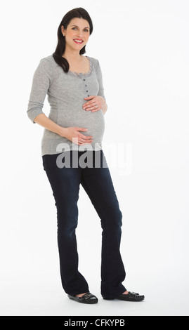 Studio ritratto di donna in stato di gravidanza Foto Stock