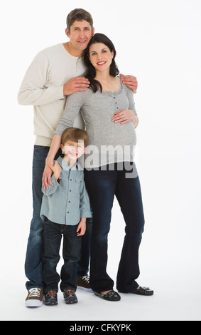 Ritratto in studio del padre, in gravidanza la madre e il figlio (4-5) Foto Stock