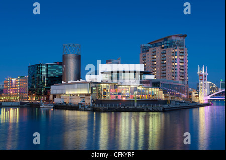 Il Centro Lorwy e complesso in Salford Quays dal Manchester Ship Canal vicino a Media City. Foto Stock