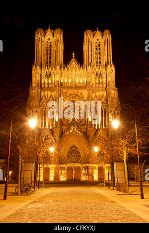 Famosa cattedrale di Notre-dame de Reims di notte, Reims, Francia Foto Stock