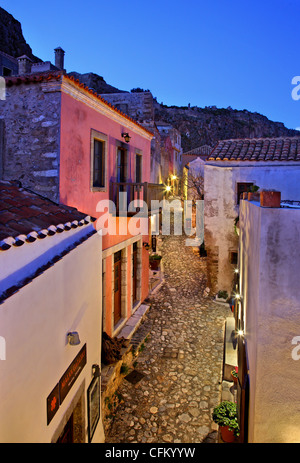 Il vicolo centrale di Monemvasia, uno che va dall'ingresso del castello, con la sua piazza principale. Peloponneso, Grecia. Foto Stock