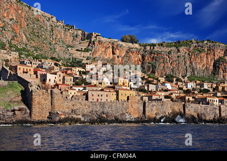 Vista impressionante del medievale 'castletown' di Monemvasia dal mare, durante un boatride. La Laconia, Peloponneso, Grecia Foto Stock