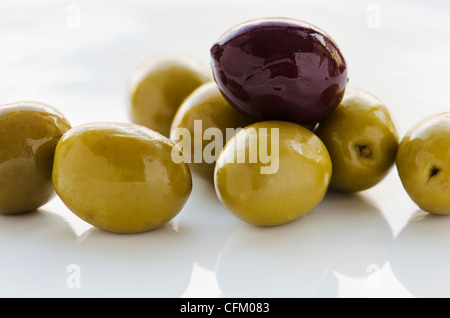 Close-up di olive nere e verdi, studio shot Foto Stock