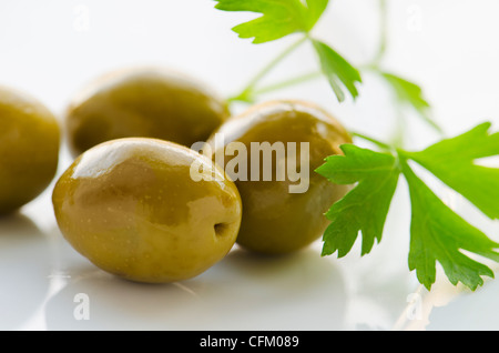 Close-up di olive verdi con prezzemolo fresco, studio shot Foto Stock