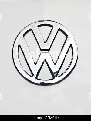 Una Volkswagen (VW) veicolo logo su sfondo bianco Foto Stock