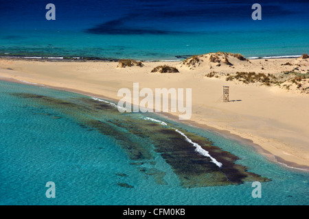 La famosa 'doppio' spiaggia conosciuta come "imos' in isola Elafonissos, Laconia, Peloponneso, Grecia. Foto Stock