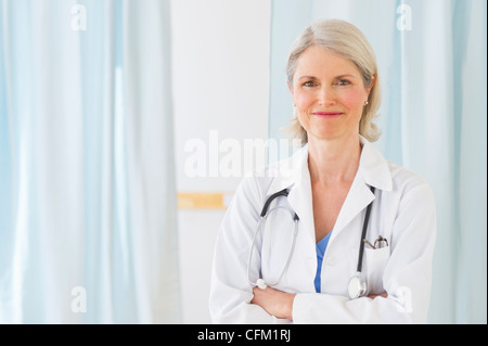 Stati Uniti d'America, New Jersey, Jersey City, Ritratto di senior medico donna nel suo ufficio Foto Stock