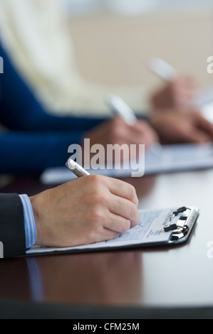 Città di Jersey, New Jersey, Close up di uomo di mani di riempimento sotto forma di applicazione Foto Stock