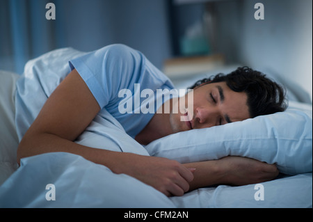 Stati Uniti d'America, New Jersey, Jersey City, uomo dorme nel letto Foto Stock