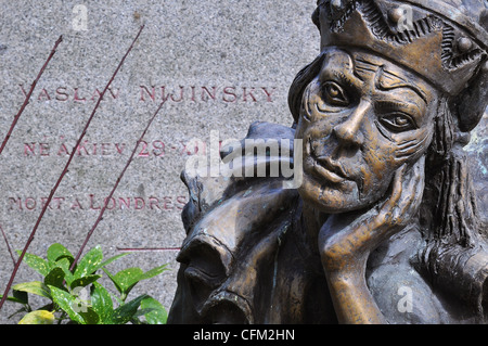 Pietra tombale e la statua del famoso Balletto Russo ballerino Vaslav Nijinsky, cimitero di Montmartre, Parigi Foto Stock