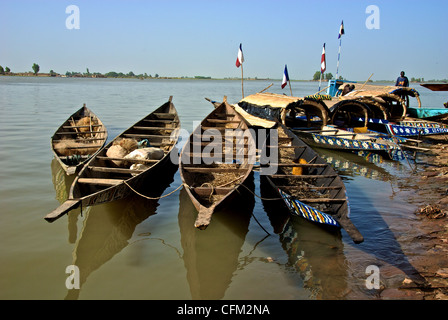 Piroghe legato alla banca di fiume in Mopti, Mali. Foto Stock