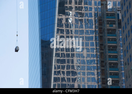 Stati Uniti d'America, nello Stato di New York, New York City, parte dei grattacieli con vista sul carico Foto Stock