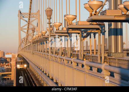 Stati Uniti d'America, Pennsylvania, Philadelphia, vista da vicino a Benjamin Franklin Bridge al tramonto Foto Stock