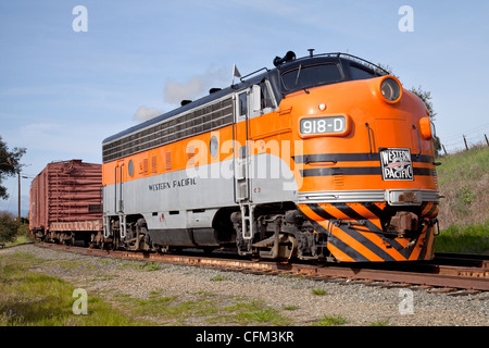 Pacifico occidentale locomotore 918D tira un set nolo auto a Vallejo Mills vicino a Niles, California. Foto Stock