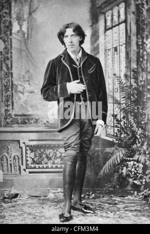 Oscar Wilde, ritratto a figura intera, in piedi con la mano destra in vita, circa 1882 Foto Stock