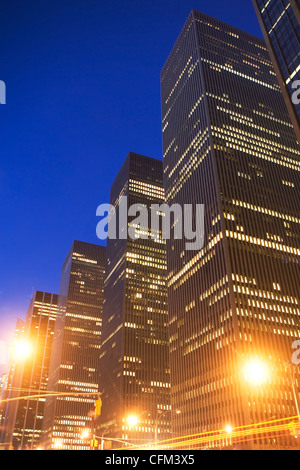 Stati Uniti d'America, nello Stato di New York, New York City, 6th avenue di notte Foto Stock