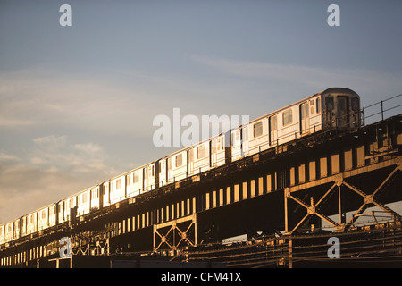 Stati Uniti d'America, nello Stato di New York, New York City e a basso angolo di visione del treno Foto Stock