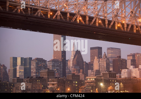 Stati Uniti d'America, nello Stato di New York, New York City, parte di Queensboro Bridge con manhattan a distanza Foto Stock