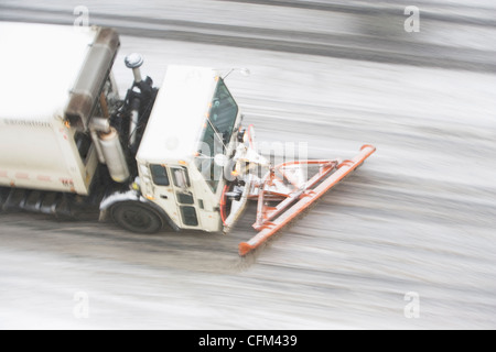 Stati Uniti d'America, nello Stato di New York, New York City, ad alto angolo di visione di spartineve spazza la neve fuori strada Foto Stock