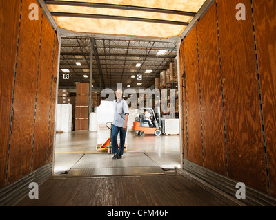 Stati Uniti, California, Santa Ana, uomo che lavora in magazzino Foto Stock