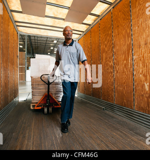 Stati Uniti, California, Santa Ana, uomo che lavora in magazzino Foto Stock