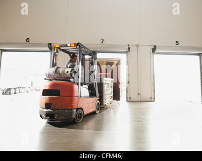 Stati Uniti, California, Santa Ana, driver carrello lavora in magazzino Foto Stock