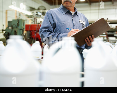 Stati Uniti, California, Santa Ana, magazzino lavoratore controllo merchandise Foto Stock