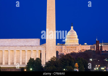 Skyline di DC: tutti e 3 i famosi punti di riferimento sul National Mall. Il Lincoln Memorial, il Monumento a Washington; il Campidoglio al crepuscolo Foto Stock