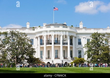 La Casa Bianca primavera giardini e prati Tours. Vista la folla attraverso il South Lawn. Aprire il Tour dei Giardini di DC di Washington D.C. Foto Stock