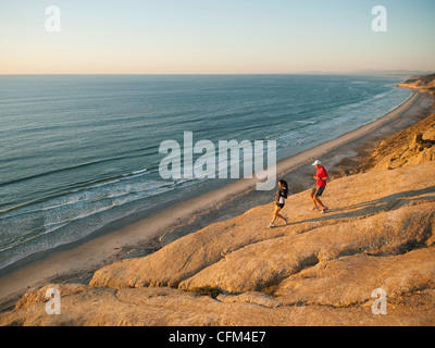 Stati Uniti, California, San Diego, l uomo e la donna jogging lungo la costa del mare Foto Stock