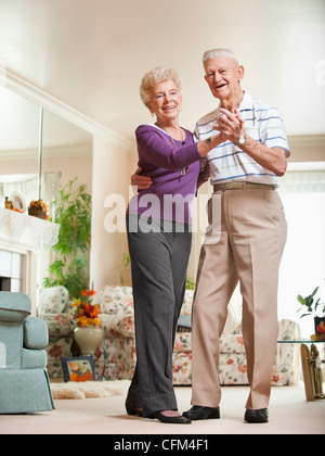 Stati Uniti d'America, Utah, Salt Lake City, Senior coppia danzante a casa Foto Stock