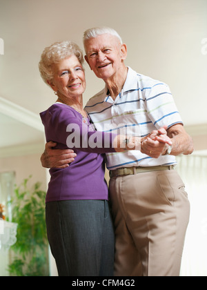 Stati Uniti d'America, Utah, Salt Lake City, Senior coppia danzante a casa Foto Stock