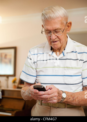 Stati Uniti d'America, Utah, Salt Lake City, Senior uomo usando il telefono Foto Stock