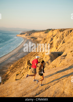Stati Uniti, California, San Diego, l uomo e la donna jogging lungo la costa del mare Foto Stock