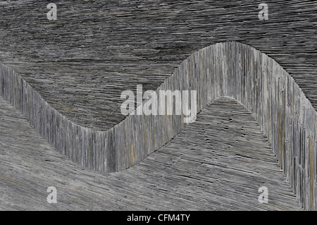 Il Welsh Slate Wall chiude parte di un pluripremiato confine delimitato da Andy Goldsworthy intorno allo sviluppo di appartamenti a Belgravia Londra Inghilterra Regno Unito Foto Stock