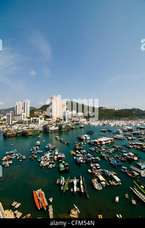 Il porto di Aberdeen a Hong Kong con Ocean Park in background. Foto Stock