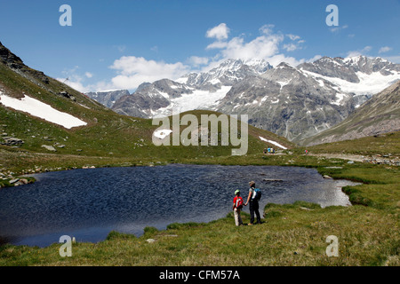 Due escursionisti a Schwarzsee, Zermatt, Vallese, alpi svizzere, Svizzera, Europa Foto Stock