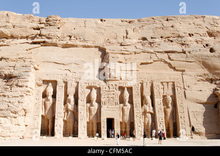 Abu Simbel. L'Egitto. I turisti al più piccolo tempio di Abu Simbel che è noto come il tempio di Hathor e è dedicato a Foto Stock