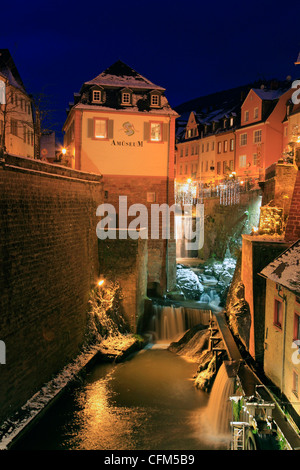 Città vecchia e cascata sul fiume Leuk, Saarburg, Valle della Saar e della Renania Palatinato, della Germania, Europa Foto Stock