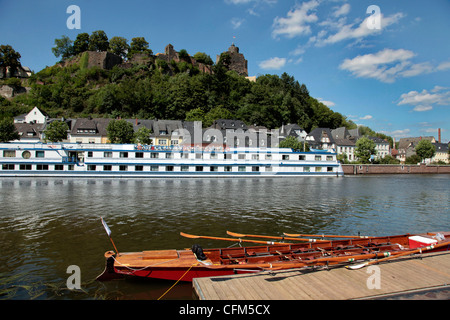 Città Vecchia con il castello sul fiume Saar, Saarburg, Renania-Palatinato, Germania, Europa Foto Stock