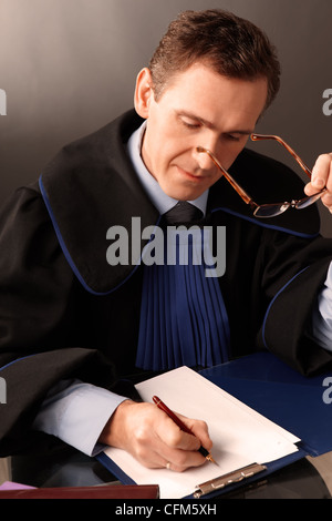 Attorney indossando abito classico nel suo ufficio Foto Stock