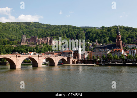 Il vecchio ponte sul fiume Neckar, la Città Vecchia e il castello di Heidelberg, Baden-Württemberg, Germania, Europa Foto Stock