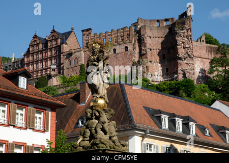 Vista da Kornmarkt al castello di Heidelberg, Baden-Württemberg, Germania, Europa Foto Stock